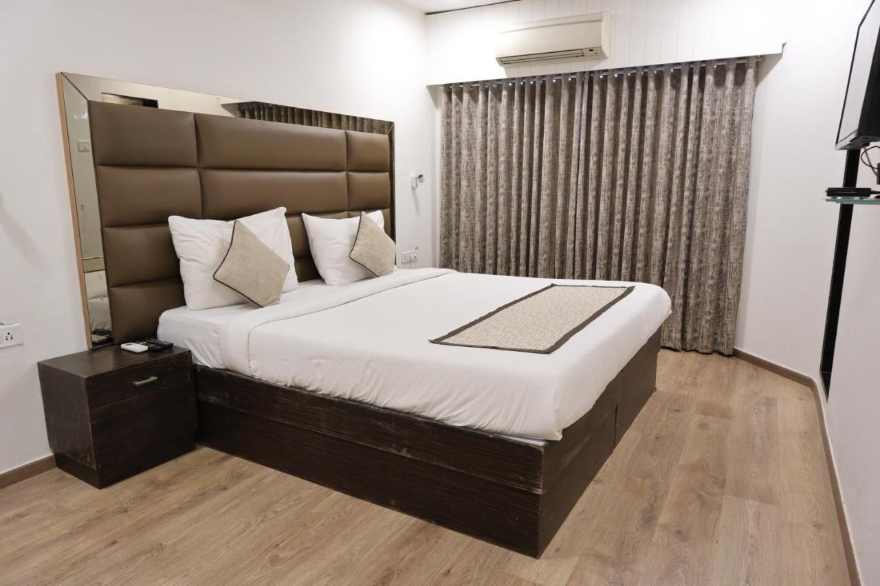 Hotel Supreme - Cuffe Parade Bombaim Exterior foto