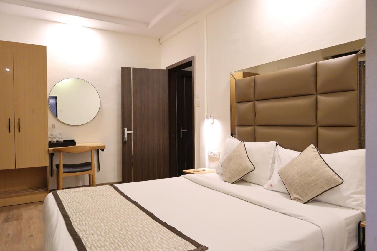 Hotel Supreme - Cuffe Parade Bombaim Exterior foto