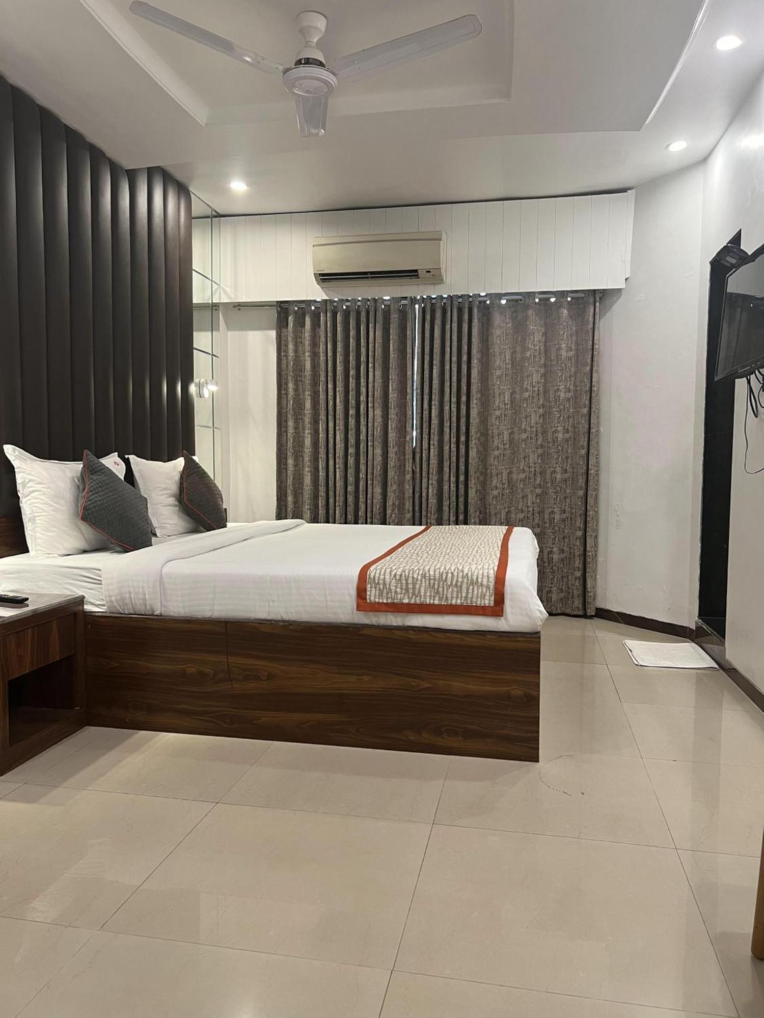 Hotel Supreme - Cuffe Parade Bombaim Exterior foto