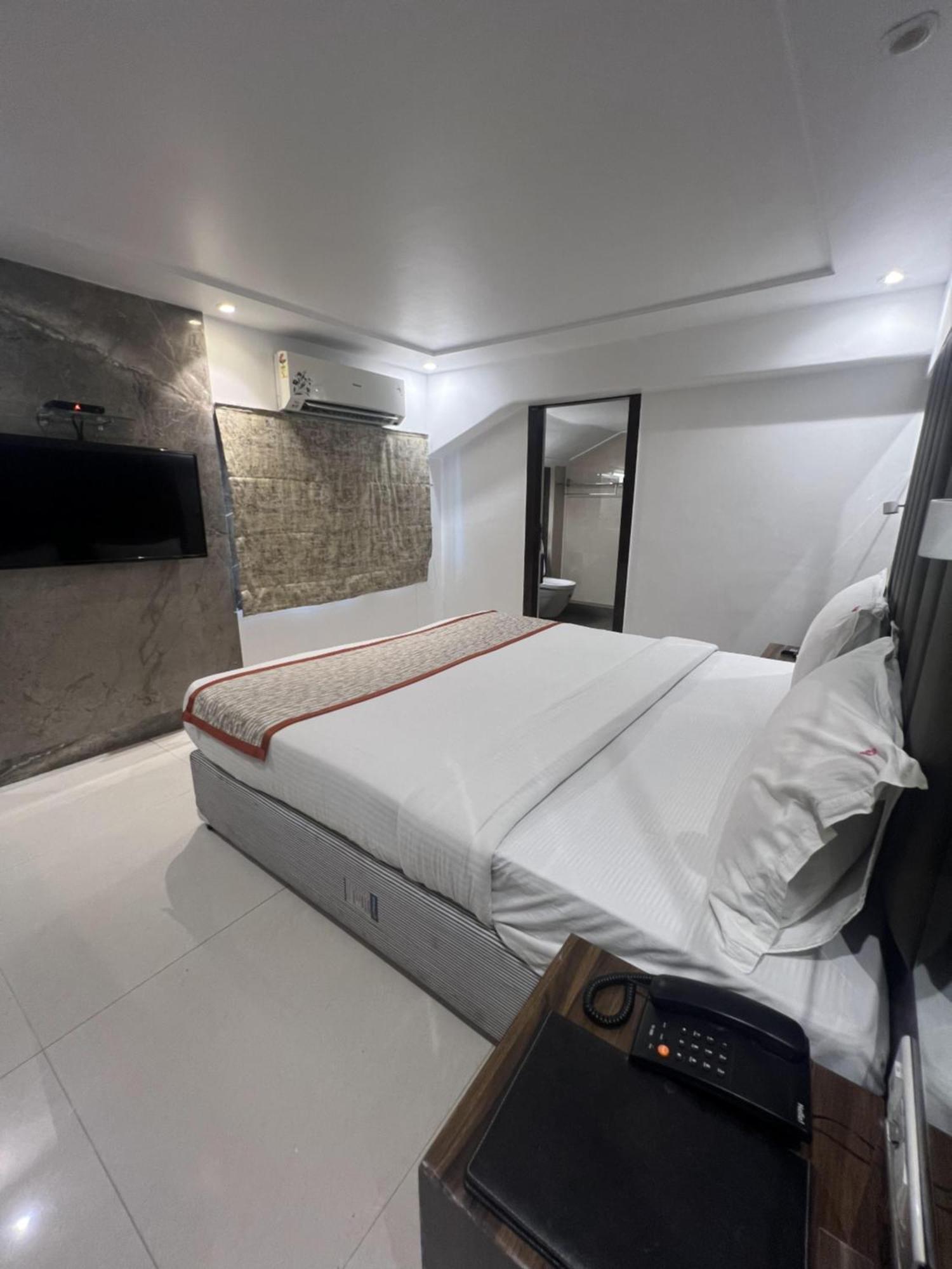 Hotel Supreme - Cuffe Parade Bombaim Exterior foto