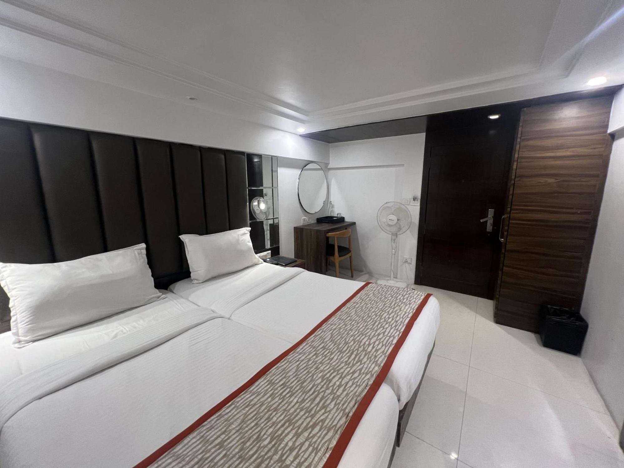Hotel Supreme - Cuffe Parade Bombaim Exterior foto