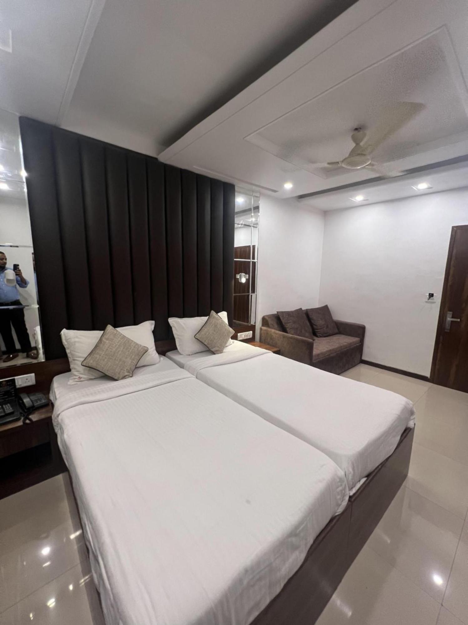 Hotel Supreme - Cuffe Parade Bombaim Exterior foto
