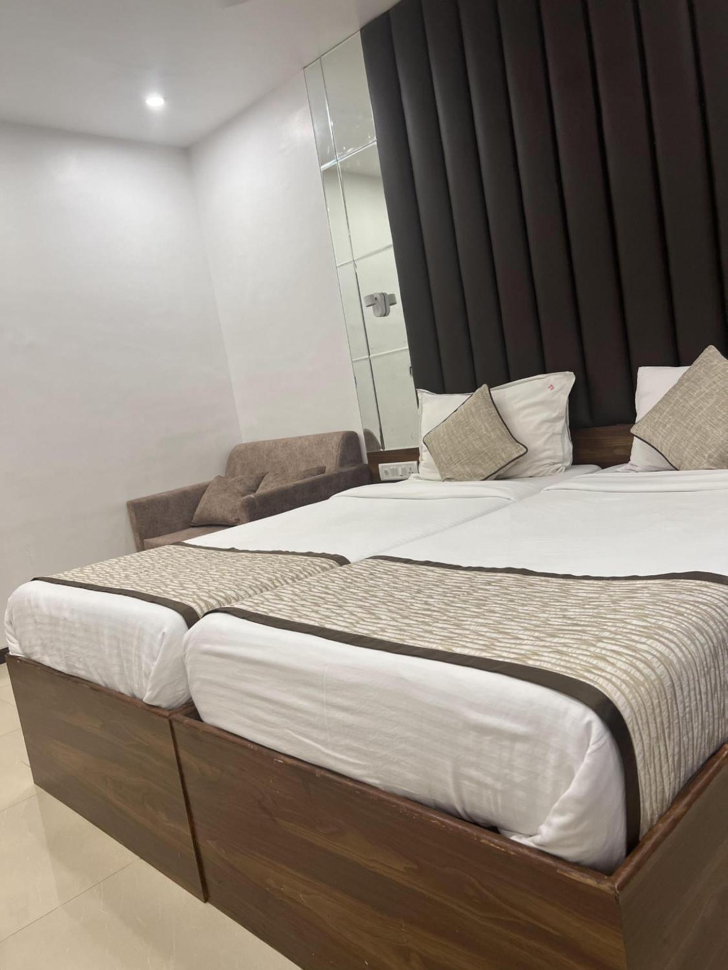 Hotel Supreme - Cuffe Parade Bombaim Exterior foto