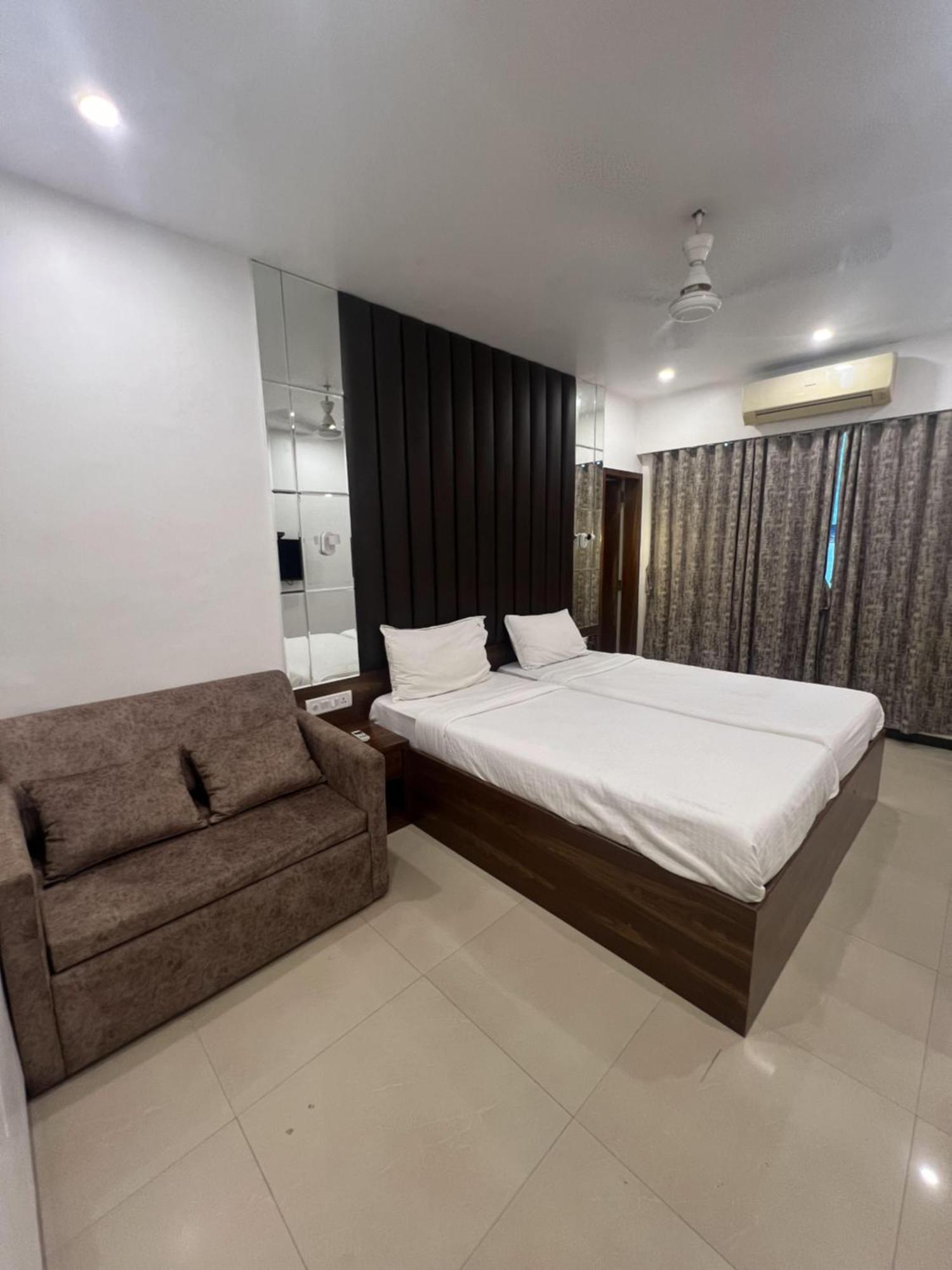 Hotel Supreme - Cuffe Parade Bombaim Exterior foto