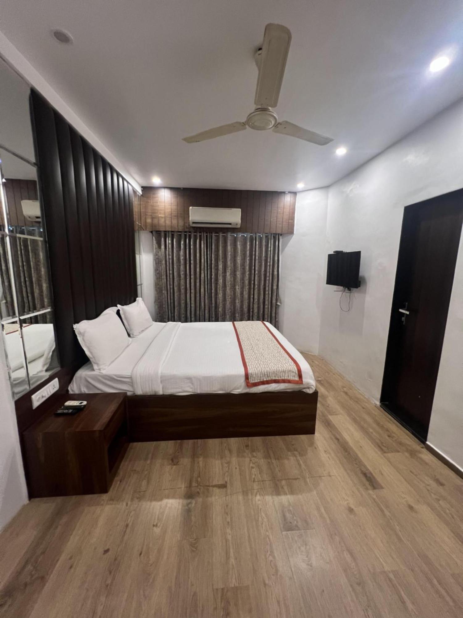 Hotel Supreme - Cuffe Parade Bombaim Exterior foto