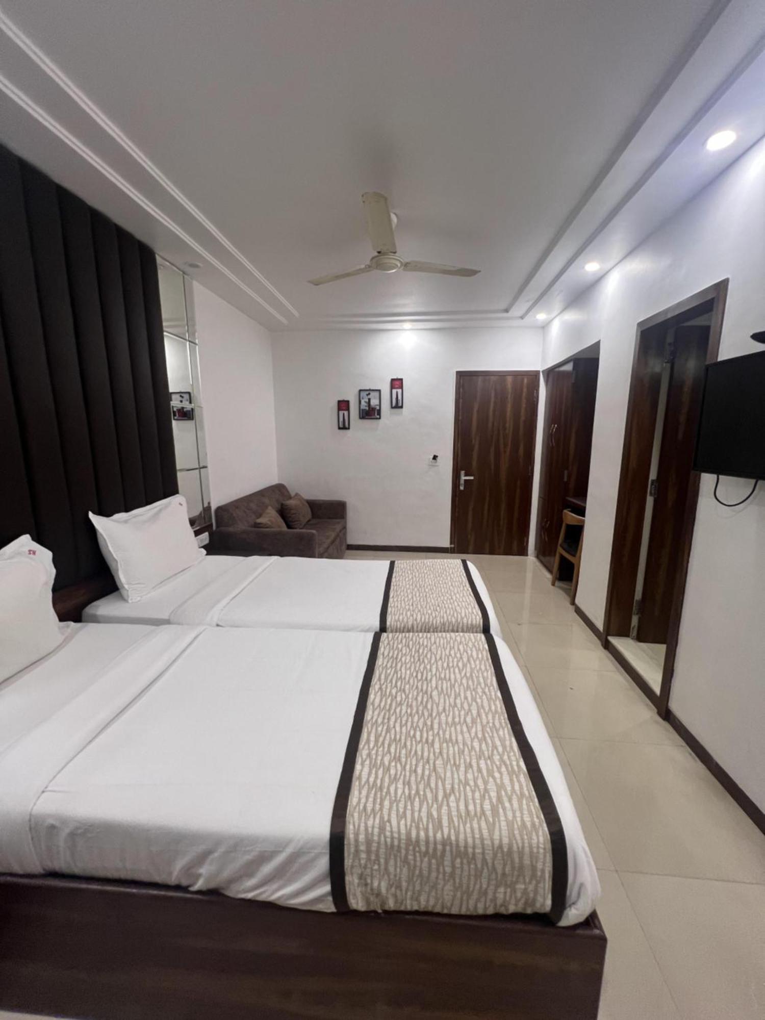 Hotel Supreme - Cuffe Parade Bombaim Exterior foto