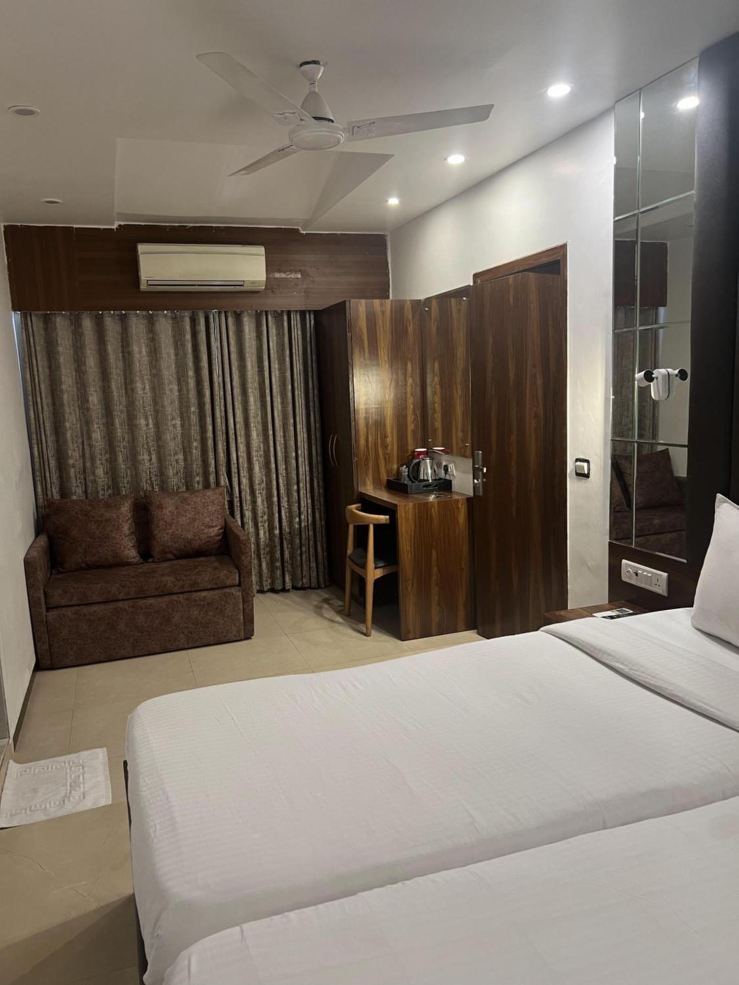 Hotel Supreme - Cuffe Parade Bombaim Exterior foto
