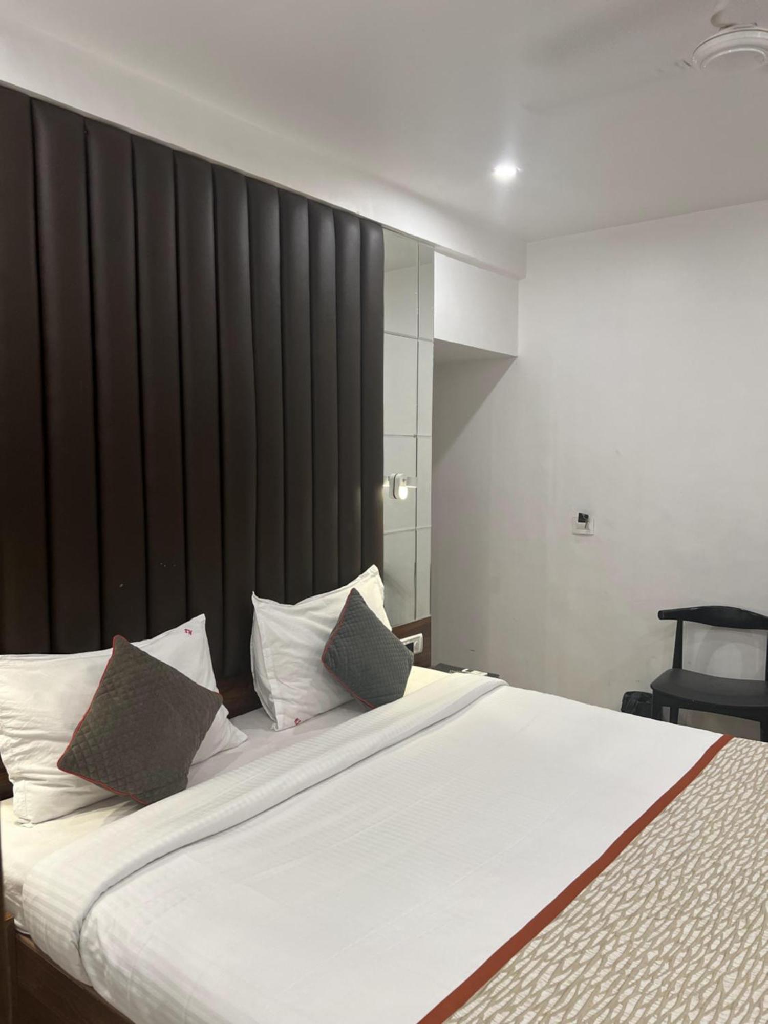 Hotel Supreme - Cuffe Parade Bombaim Exterior foto
