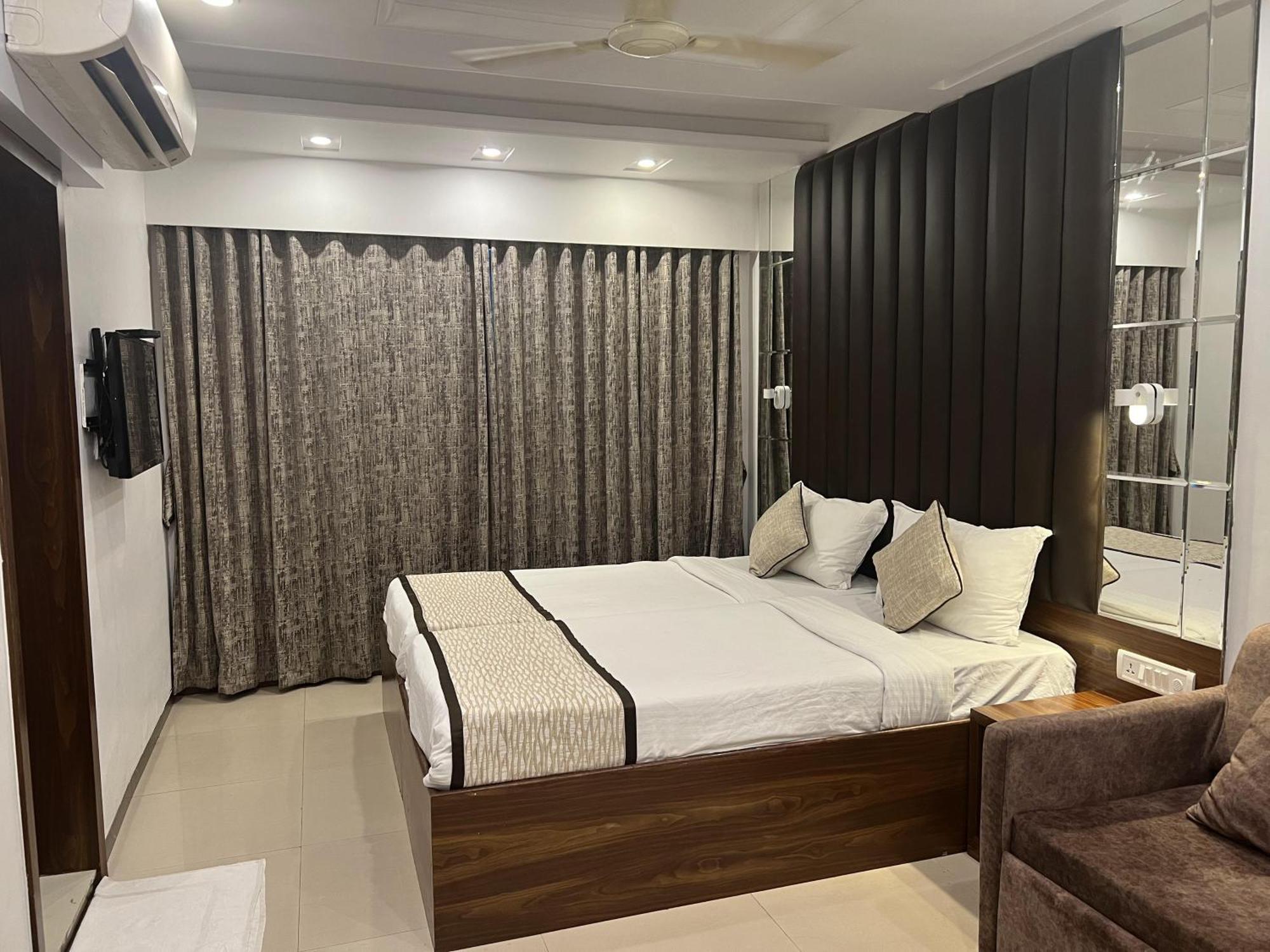Hotel Supreme - Cuffe Parade Bombaim Exterior foto