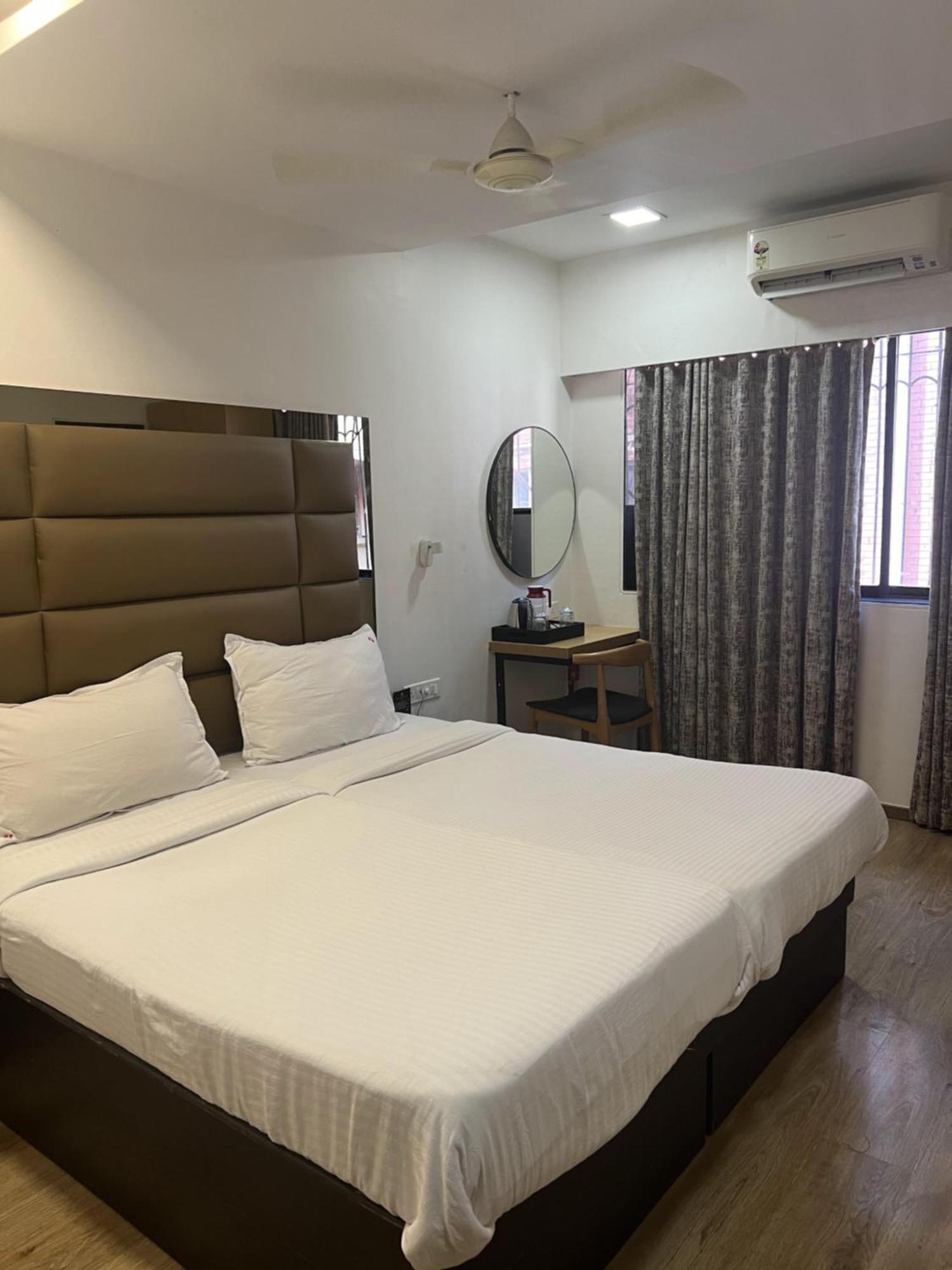 Hotel Supreme - Cuffe Parade Bombaim Exterior foto